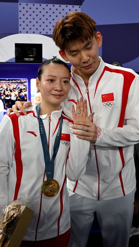 FOTO: Momen Romantis Atlet China Huang Ya Qiong Dilamar Kekasih Usai Raih Medali Emas Olimpiade Paris 2024