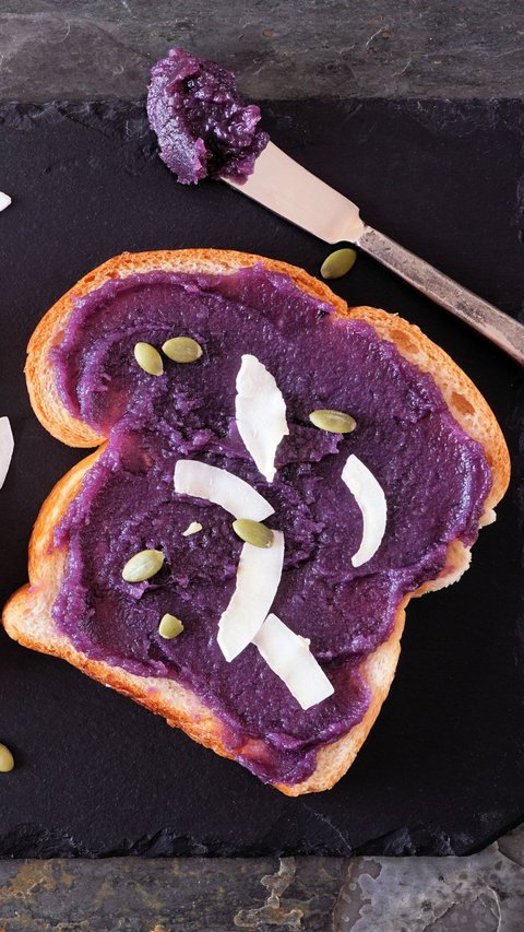 Make Goguma Jam from Purple Sweet Potatoes to Serve with Bread and Mozzarella Cheese