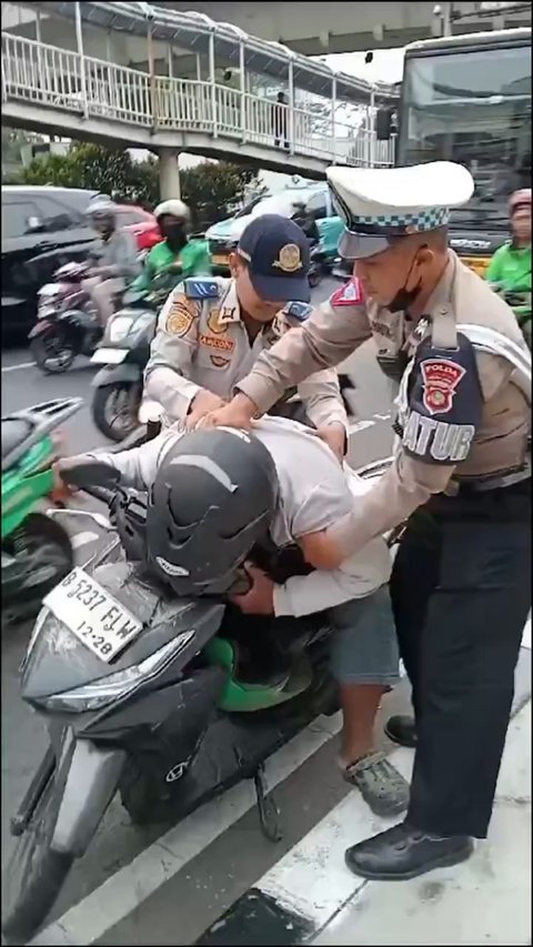 Aksi Polisi Bantu Pengendara Motor yang Tiba-tiba Pingsan di Jalan Ini Viral, Tuai Pujian