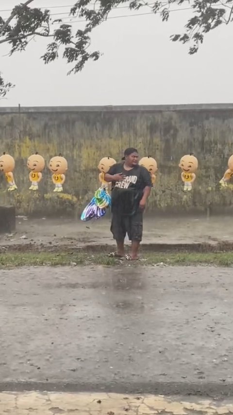 Viral Pedagang Balon Kehujanan saat Jualan, Nasibnya Kini Berujung Dapat Untung