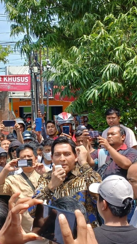 Bakal Calon Bupati Indramayu Ini Tiba-Tiba Temui Demonstran di Depan KPUD