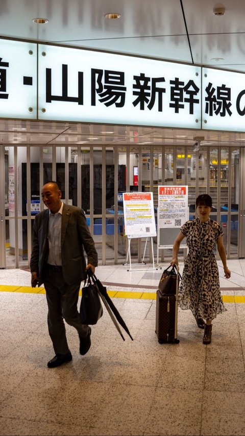 FOTO: Layanan Kereta Cepat Shinkansen Lumpuh Akibat Terjangan Topan Shanshan di Jepang