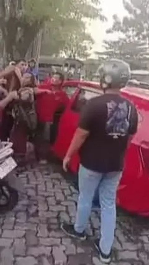 Viral Aksi Polisi Bergelantungan di Kap Mobil yang Ngebut di Jalanan Kudus Jateng.