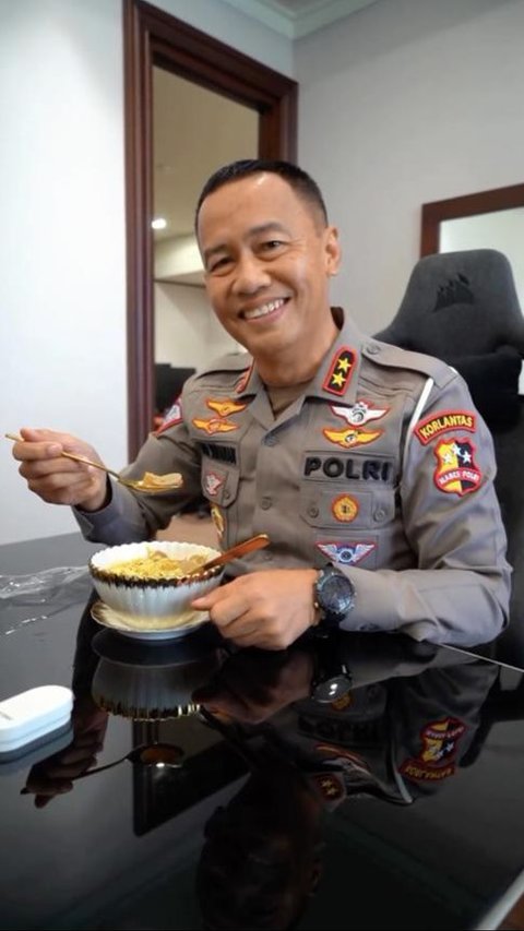 Berseragam Rapi dan Bintang 2 di Pundak, Jenderal Polisi Turun ke Dapur Masak Menu Simpel 'Ala-Ala di Akpol'