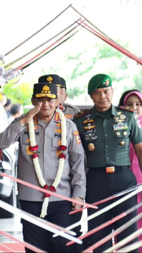 Momen Haru Brigjen TNI Lepas Sang Kakak Komjen Polisi Tugas di Tempat Baru, Diantar Kereta Kencana