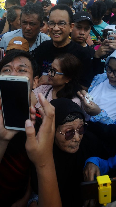 FOTO: Sambangi CFD, Anies Baswedan Diserbu Kerumunan Warga dan Diteriaki 'DKI 1'