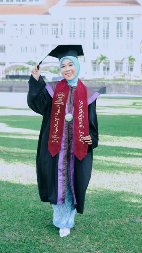 Never Knew His Daughter Was in College, This Moment of a Father Being Invited to His Daughter's Graduation is Full of Emotion