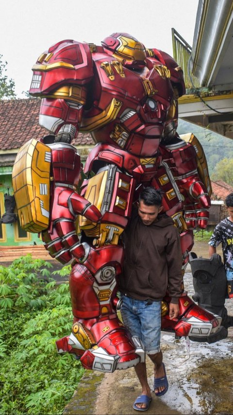 Kostum Robot Hulkbuster Buatan Ciamis Diminati Pasar Internasional