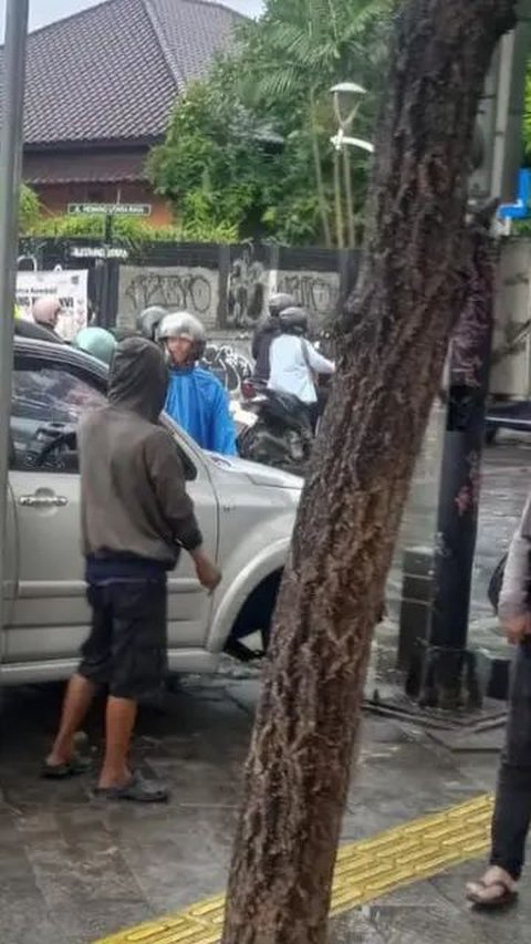 Bocil 9 Tahun Mengemudikan Mobil di Kemang Mengakibatkan Kecelakaan