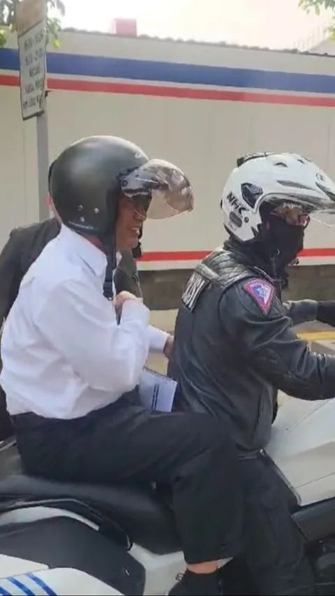 Stuck in Traffic, Minister of Agriculture Amran Sulaiman Rides a Motorcycle to Catch a Limited Meeting at the Palace