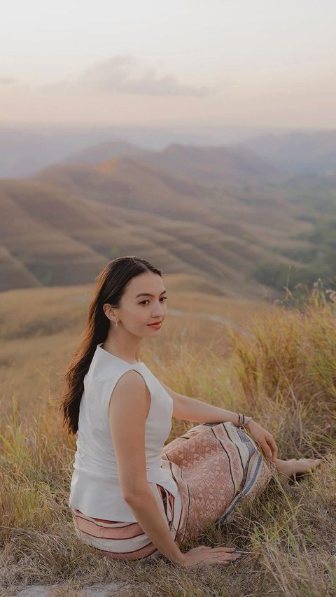 Travel Style Portrait of Raline Shah's Vacation in Sumba, Distracted by Her Natural Face