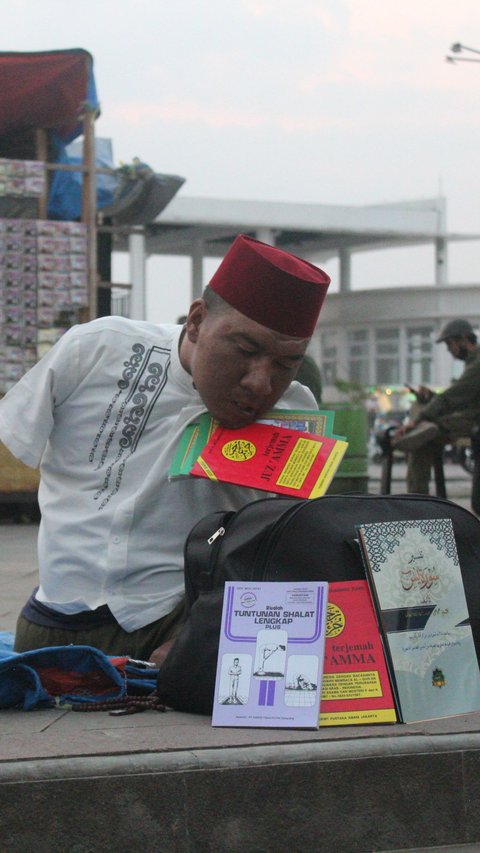 Never Give Up! The Story of Dede Weaving Hope Selling Juz Amma and Tasbih Despite Living Without Hands and Feet