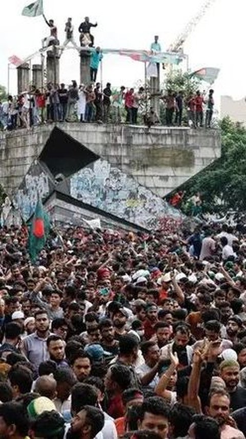 Berkuasa 15 Tahun, PM Bangladesh Akhirnya Mundur Lalu Kabur ke Luar Negeri, Kantornya Dijarah Demonstran