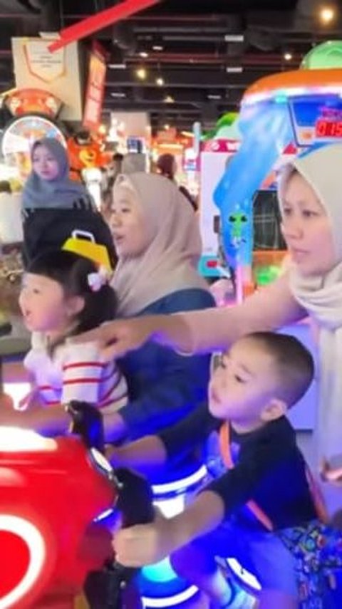 Potret Rayyanza 'Cipung' & Ameena Playdate ke Mal, Ogah Pegangan Tangan & Hanya Ditemani Para Pengasuh