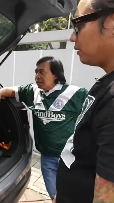 Bongkar Isi dalam Mobil 'Sang Senator' Komeng, Gofar Hilman Sampai Ngakak Ada Barang Tak Terduga