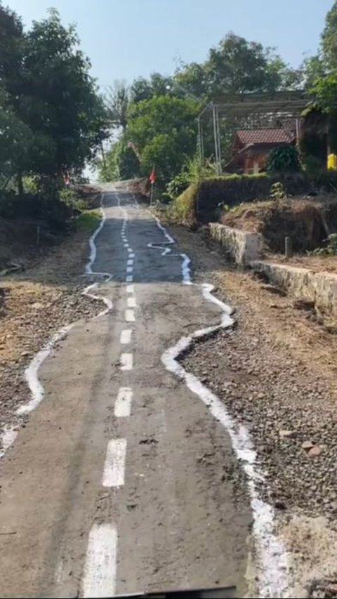 Hias Kampung Semarakkan HUT ke-79 RI, Warga di Jepara Ini Kritik Jalan Rusak dengan Kreatif