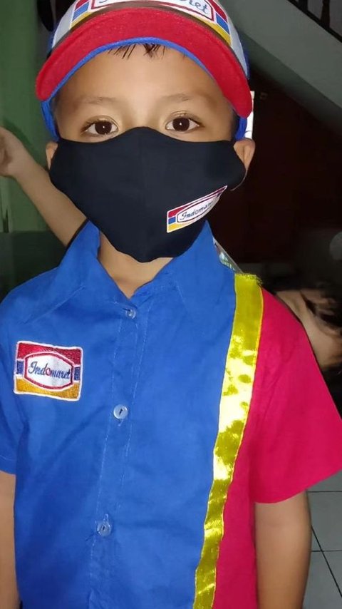 Kid Obsessed with Indomaret Even Makes Birthday Cake and Collects Uniforms