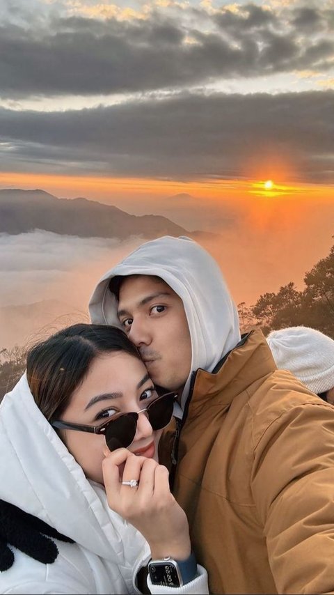 8 Potret Romantis Glenca Chysara dan Rendi Jhon di Puncak Gunung Sikunir