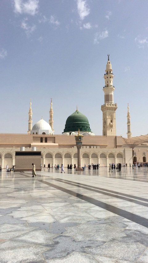 Viral Influencer Brings Pods in Madinah, Here are the Etiquettes in the Holy Land that Must Be Known