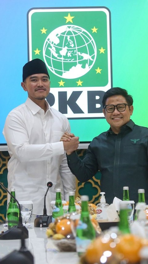 FOTO: Sarungan, Ketua Umum PSI Kaesang Pangarep Silaturahmi ke Markas PKB, Cak Imin Sumringah Sambut Kedatangannya