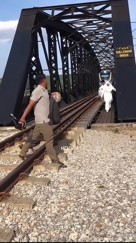 Prewedding Photo by the Train Tracks, Bride and Groom Nearly Hit by a Train, Netizens: 'Honeymoon Plans in the Next Realm'