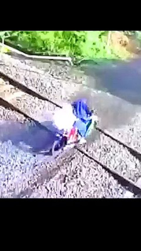 Tense Moments as Rider Nearly Hit by Train, Motorcycle Stuck on Tracks