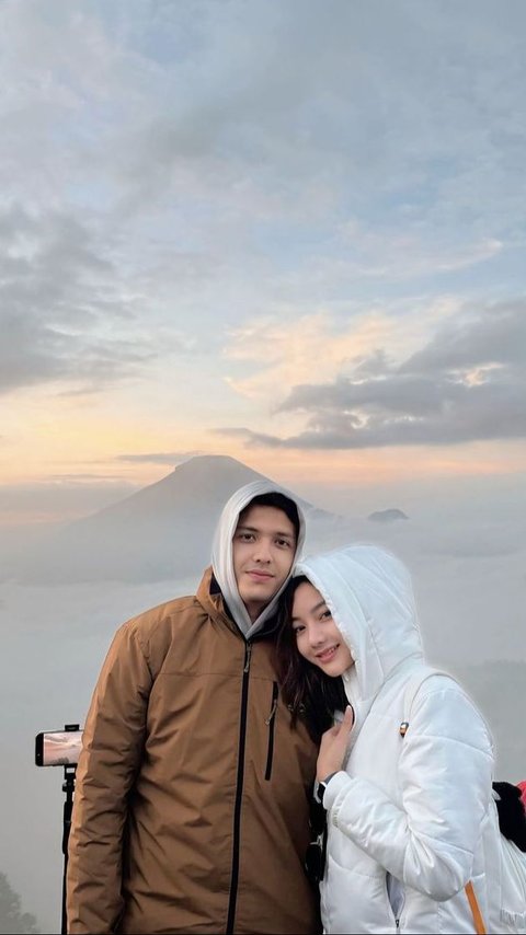 Menikmati Pemandangan Indah Bersama, Glenca Chysara dan Rendi Jhon Tetap Terlihat Cakep dan Glowing di Puncak Gunung Sikunir