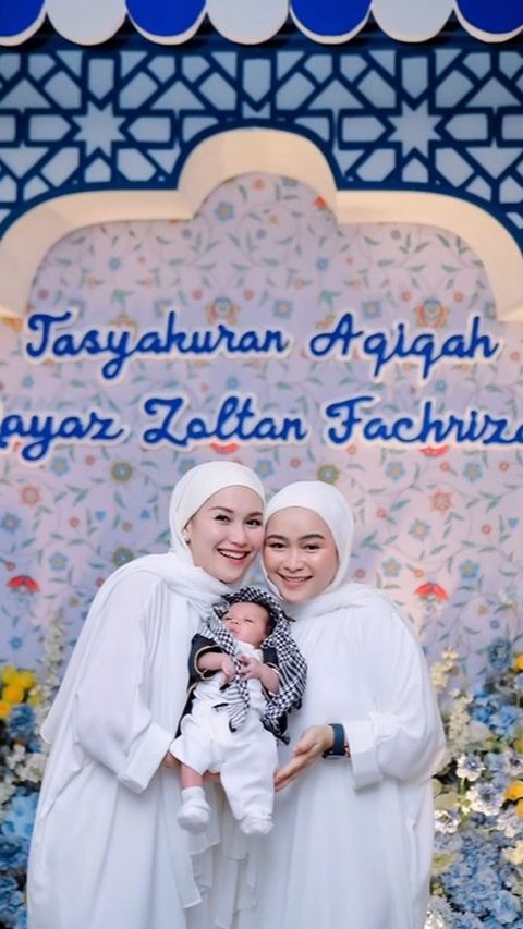 Foto-foto Acara Aqiqah Anak Kedua Syifa Adik Ayu Ting Ting, Semua Kompak dalam Balutan Busana Putih