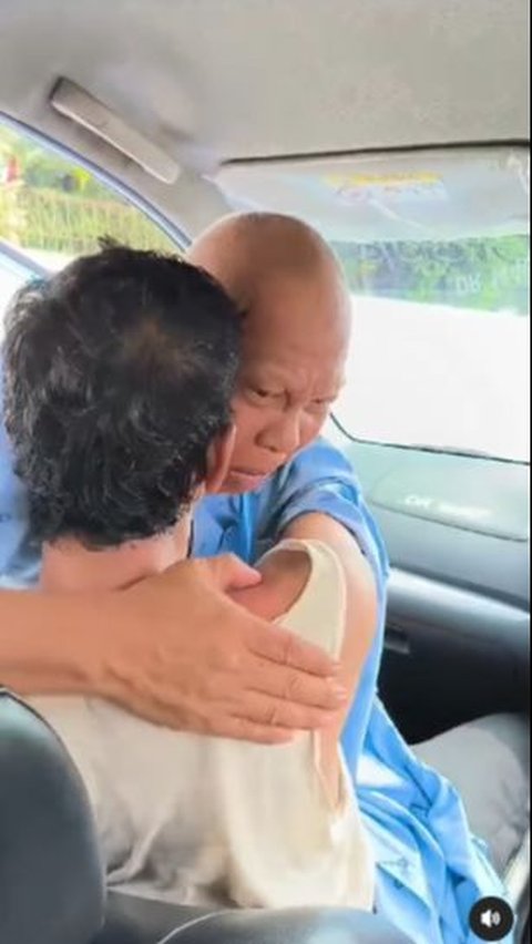 Taxi Driver's Quick Moment to Help a Friend Who Suddenly Fell Ill on the Road, Embraced While Holding Back Tears