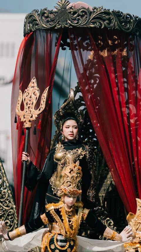 Cantik Bak Ratu, ini Deretan Foto Tiara Andini yang Tampil di Jember Fashion Carnaval 2024