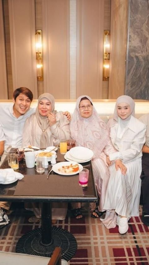 Dirayakan di Restoran Mewah, 7 Foto Ulang Tahun Lesti Kejora Bersama Suami dan Dua Keluarga Besar