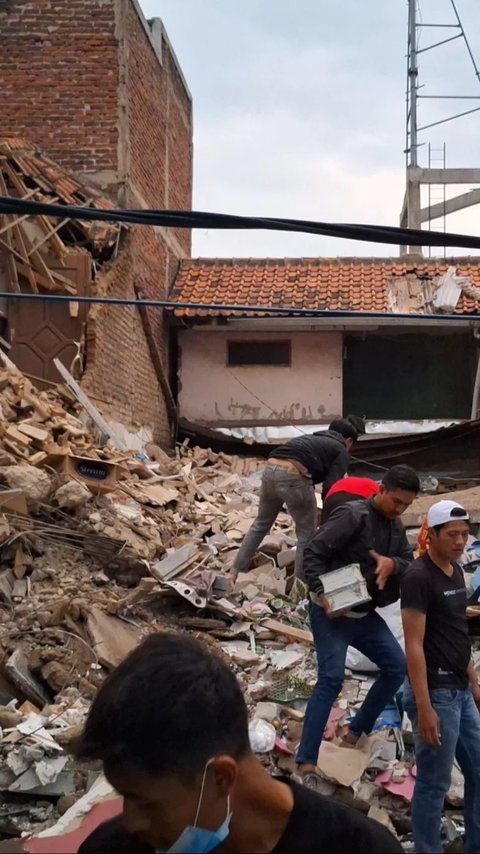 Moments Before a 3-Story House in Bandung Collapses to the Ground