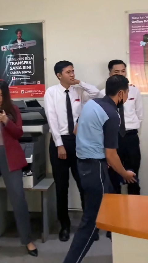 Nervousness Gathered Together with Employees, Office Boy Surprised and Touched by Birthday Surprise, Netizens: 'Humanizing Humans'