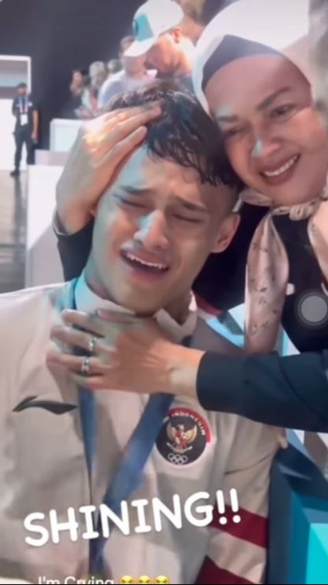 Emotional Moment of Rizki Juniansyah, Gold Medalist at the Paris Olympics, Embracing His Mother While Crying