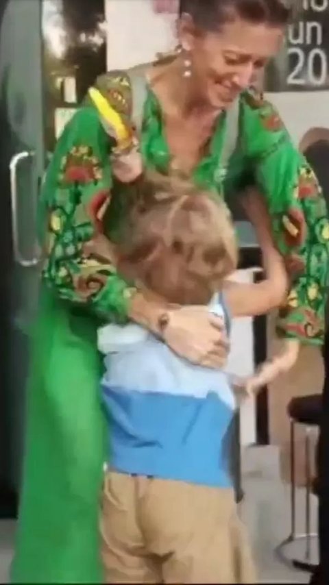 Kocong, the Viral Ukrainian Boy in Bali is Finally Deported, Tightens His Embrace with Immigration Officers Before Leaving