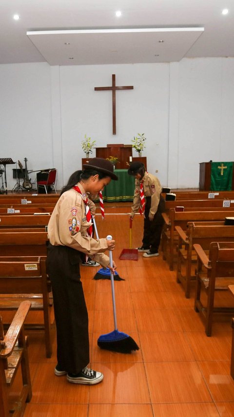 FOTO: Aksi Anggota Pramuka Bersih-Bersih Gereja di Jakarta