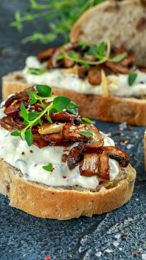 Cafe-Style Breakfast with Creamy Mushroom Toast