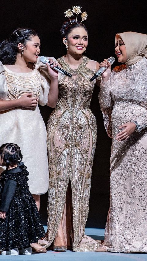 Portrait of Amora Lemos Appearing at the 57th ASEAN Anniversary Event, Looking Elegant in Kebaya and Bun