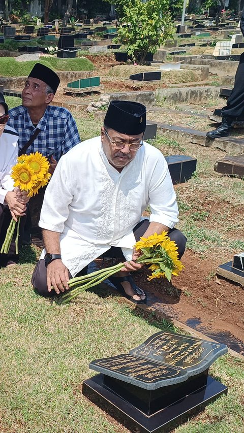 Rano Karno Ziarah ke Makam Babeh Sabeni dan Mak Nyak