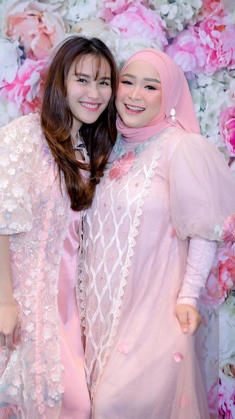 Hadir di Pemakaman Keponakan yang Meninggal Dunia, Intip Potret Kebersamaan Ayu Ting Ting dan Sang Adik Syifa