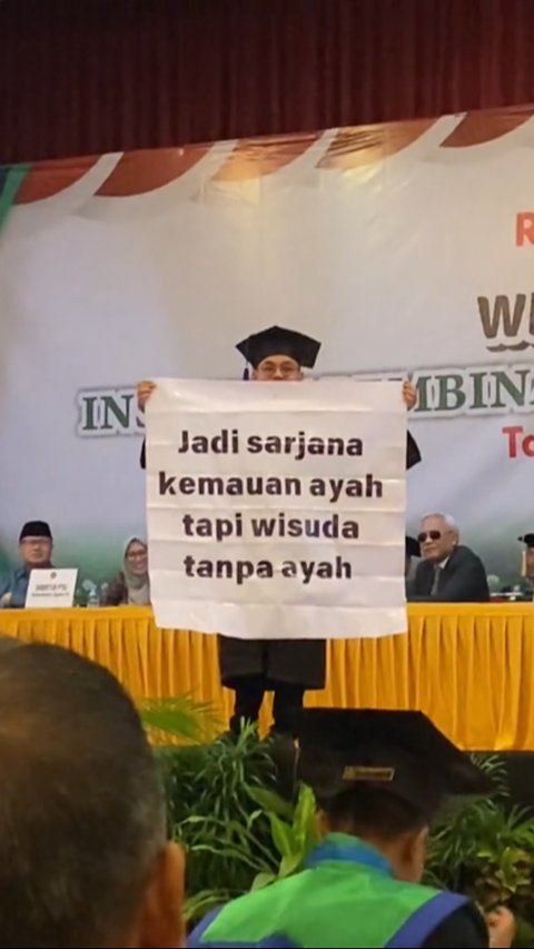 Aksi Wisudawan Bentangkan Banner di Panggung Ini Bikin Haru, Sang Ayah Meninggal Dunia Sejak Dirinya Kuliah Semester 1