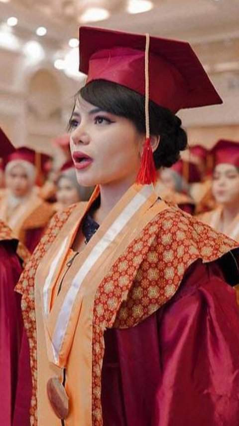 Potret Dinar Candy Jalani Wisuda, Ternyata Selama Ini Diam-diam Kembali Lanjutkan Kuliah di Surabaya