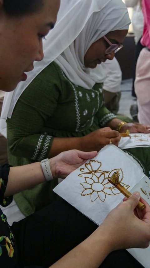 FOTO: Peringati 75 tahun Hubungan Diplomatik, Warga Filipina di Indonesia Belajar Membatik