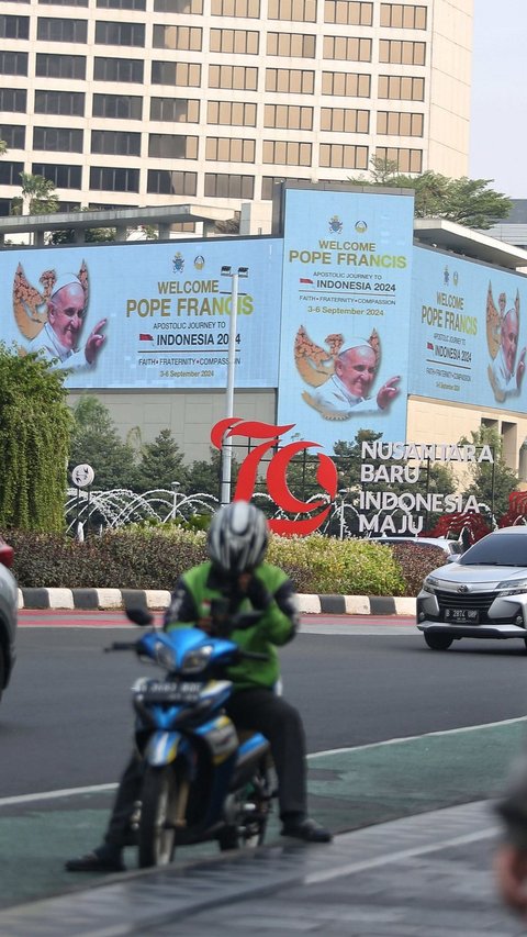 FOTO: Jelang Kedatangan ke Indonesia, Ucapan Selamat Datang Paus Fransiskus Menghiasi Kota Jakarta