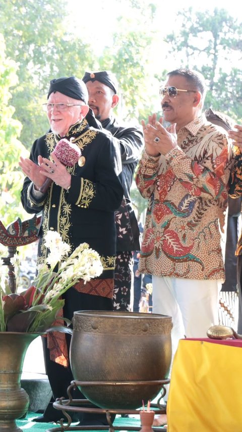 Potret Kepala BPIP Kirab Alit dan Jamasan Pusaka di Sumedang