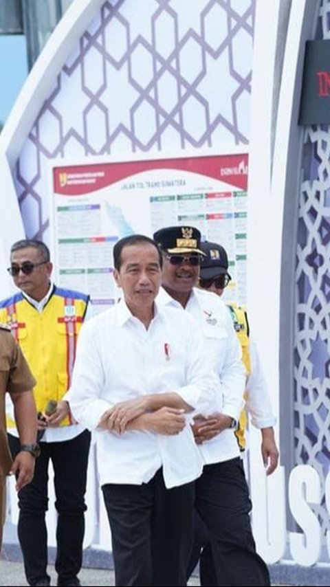 Resmikan Bagian dari Jalan Tol Trans Sumatera, Jokowi: Tinggal 40 Km Lagi Sampai ke Danau Toba