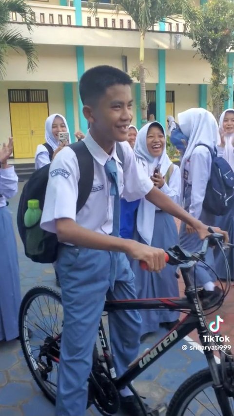 Viral Sekelompok Anak SMA Ini Iuran Beli Sepeda untuk Teman yang Jalan Kaki ke Sekolah, Tuai Pujian