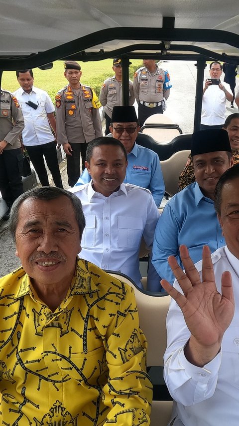 Momen 3 Paslon Gubernur Riau Tampak Akrab Naik Mobil Golf Keliling Mapolda