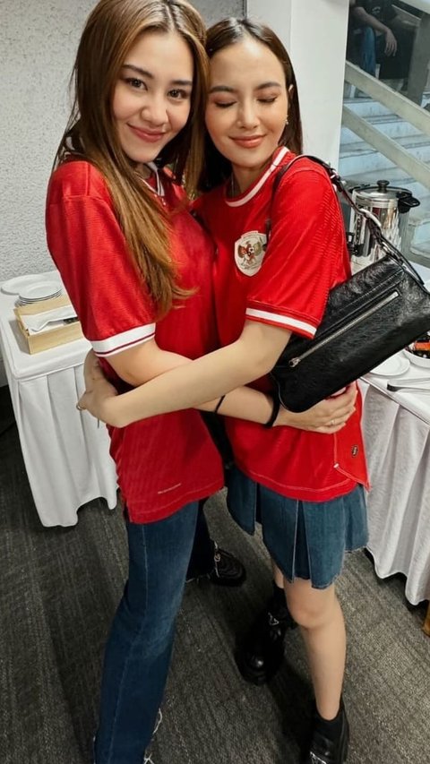 Sama-sama Cantik, ini Potret Keseruan Aaliyah Massaid dan Mahalini saat Nonton Laga Timnas Indonesia vs Australia di Stadion GBK