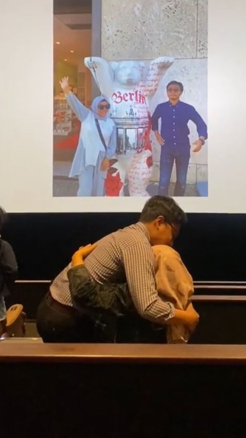 Bikin Haru, Momen Anak Sewa Bioskop untuk Berikan Kejutan Ulang Tahun untuk Mamanya Ini Viral